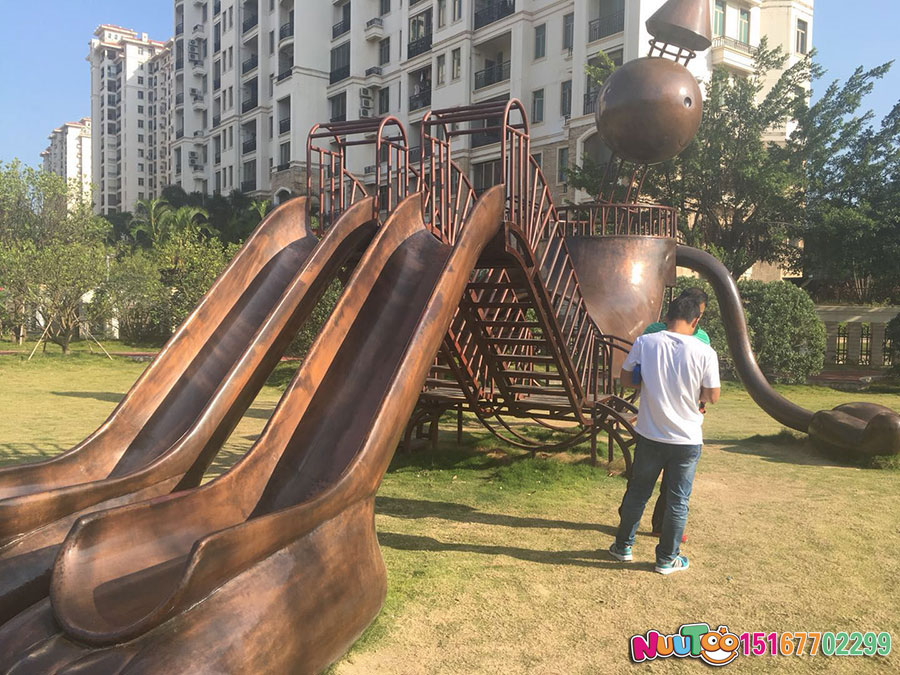 如何降低戶外滑梯的危險(xiǎn)系數(shù)？有以下三個(gè)方面