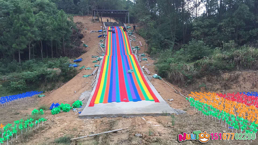 彩虹滑道投資多少錢，根據(jù)規(guī)模和檔次來決定